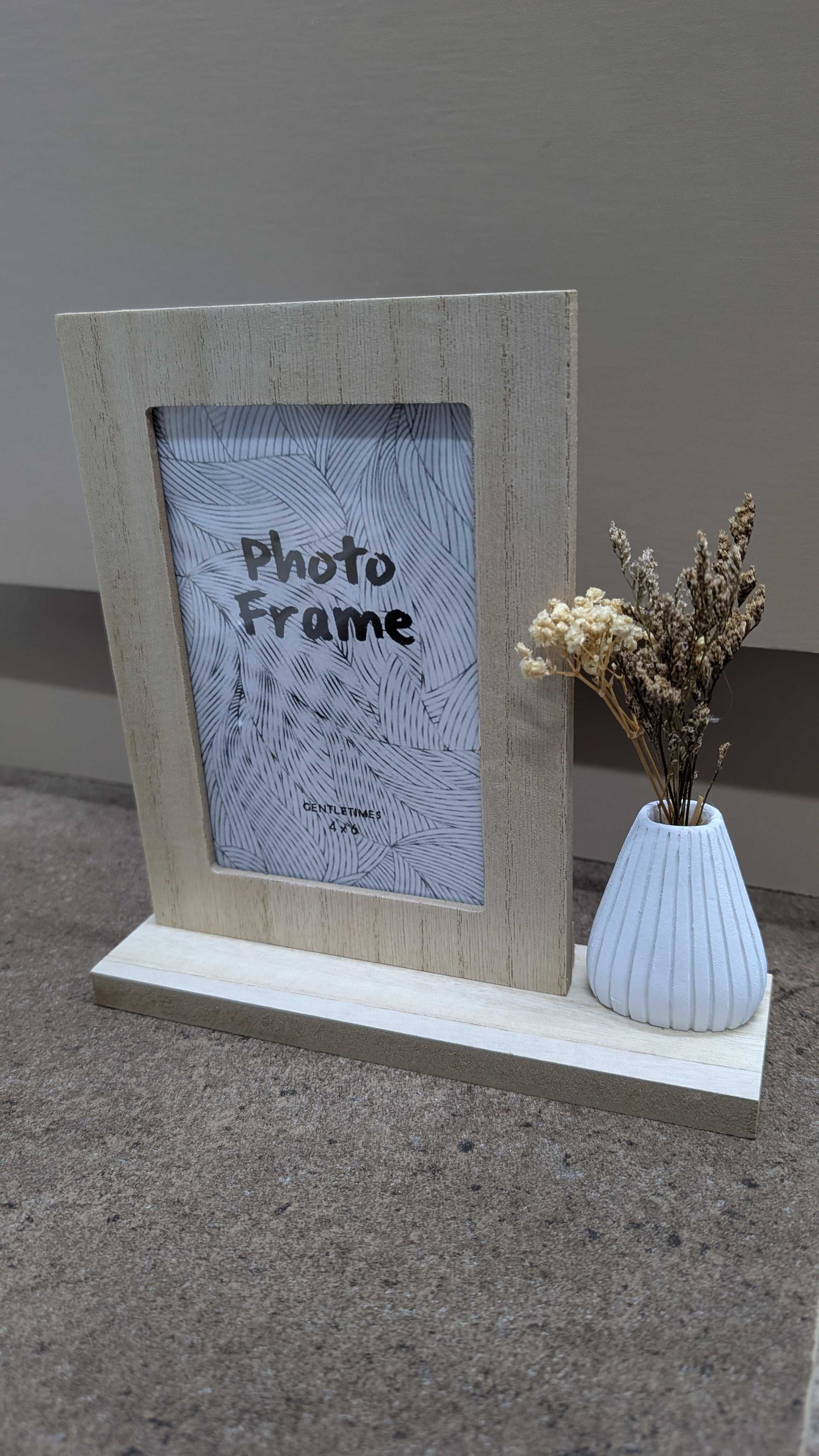 Wooden 4x6 frame with vase accent
